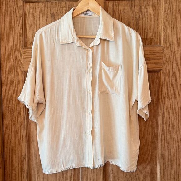 CARLY JEAN LOS ANGELES Frayed Hem Short Sleeve Button Down Shirt - Picture 11 of 11